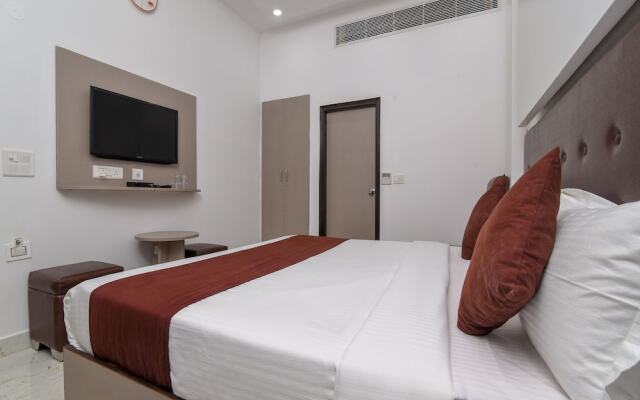 OYO 15718 Red Inn
