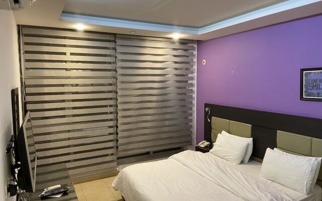 7 Days Hotel