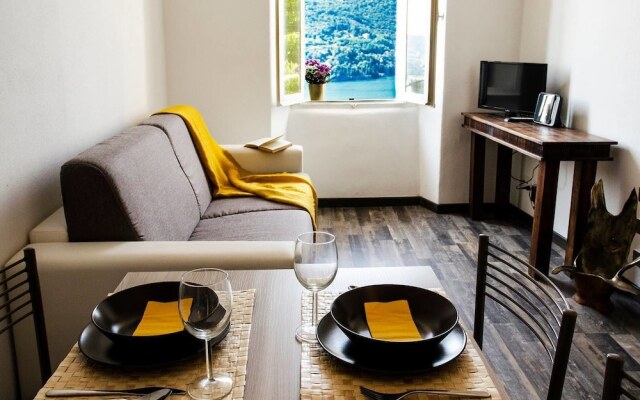 ALTIDO Cozy Lake View
