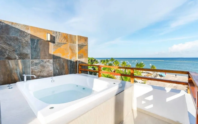 Beachfront Penthouse! Private Jacuzzi! Live the Dream!