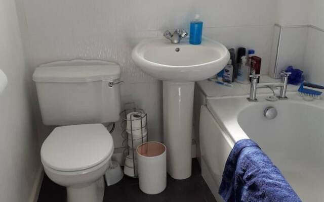 Marina View, Lovely Upper 3 Bedroom Apartment