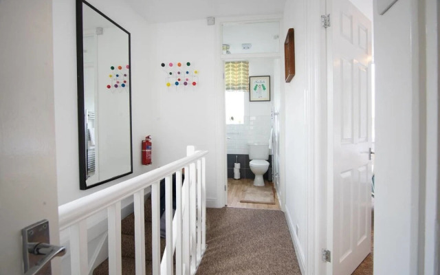 Quiet Residential Apt N/gloucester Road Sleeps 4