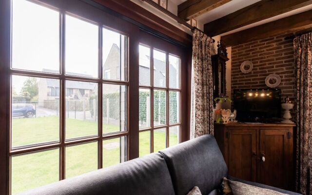 Beautiful Farmhouse in Beveren-aan-den-ijzer With Terrace