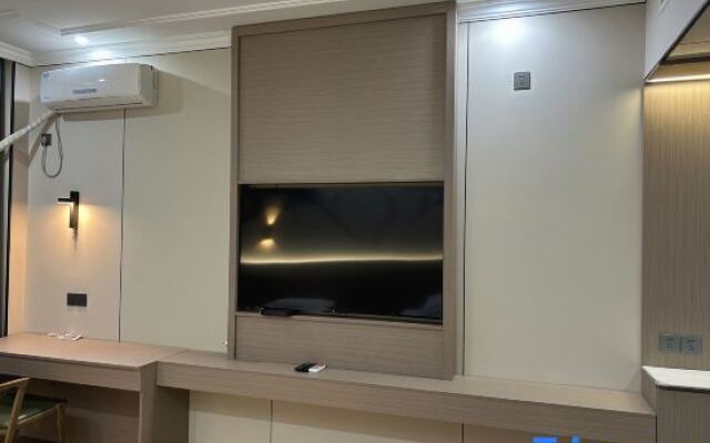 Shijia Fashion Hotel (Xinxiang East Railway Station)