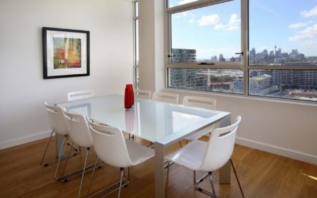 Moore to See - Modern and Spacious 3BR Zetland Apartment with Views over Moore Park – Balcony – Sydney