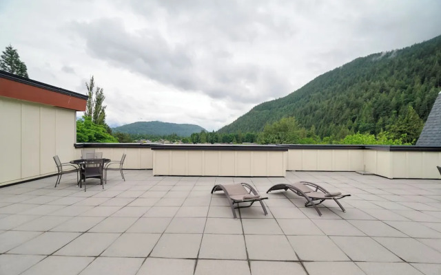 Rooftop Paradise Luxe 2BR  Lake Views
