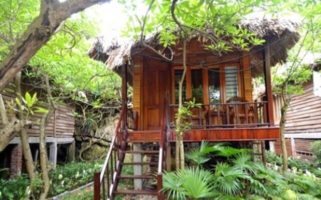 Halong Bay Deluxe Cruise Bungalow on Island