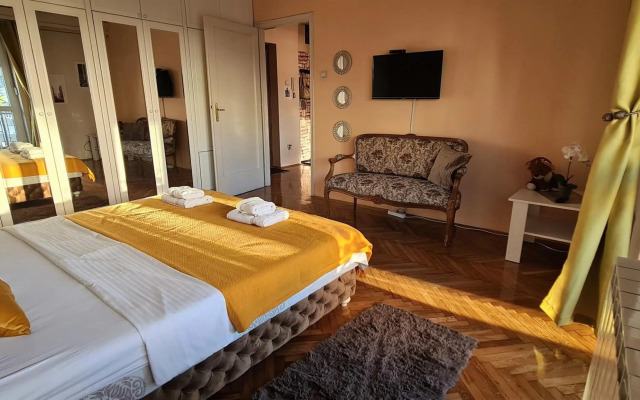 Windows City Apartment