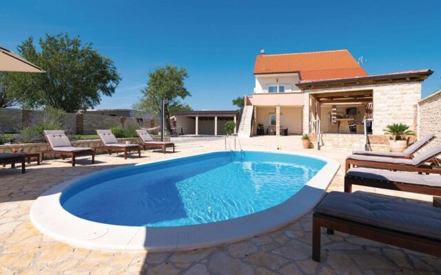 5 Villa Antique With Extra Large Pool