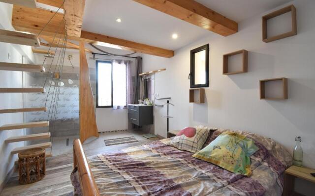 T2 vue canal et remparts d'Aigues Mortes