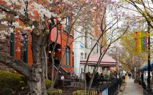 Dupont Circle Embassy Inn by FOUND