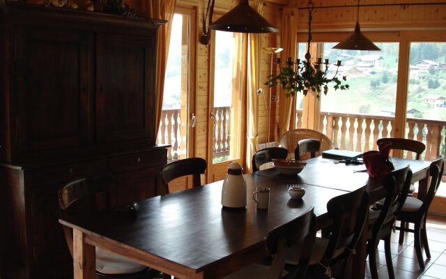 Sunny Chalet in Les Gets with Jacuzzi