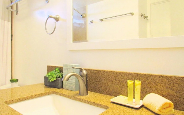 Waikiki Banyan Oceanview 24th Floor