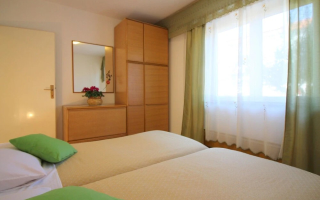 Nice Apartment in Ideal Location; Historic Porec 800 m and Beach 1 km Away - Apartment in Porec - Photo 5