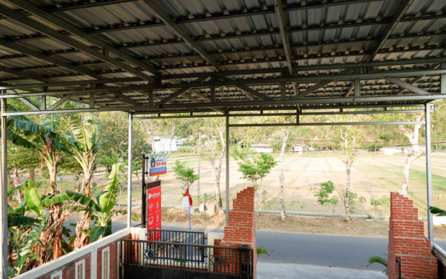 RedDoorz Syariah near Alun Alun Pacitan 2