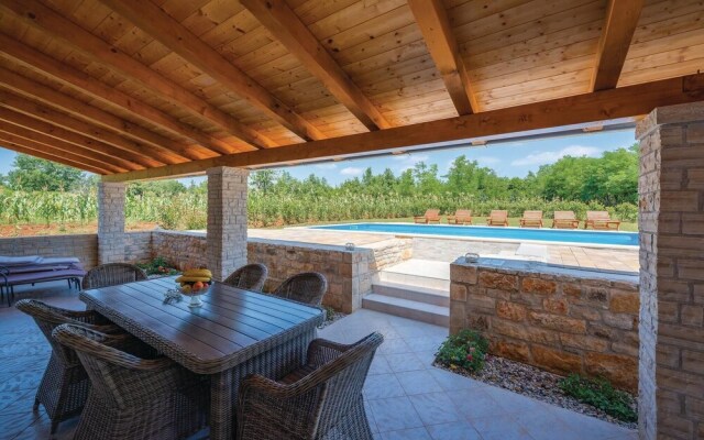 Beautiful Home in Katun With Wifi and 3 Bedrooms