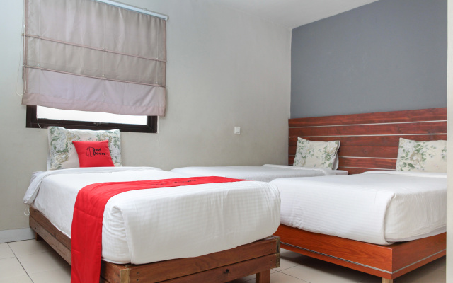 RedDoorz Plus near Asia Afrika 3 – Guest Rooms – Bandung