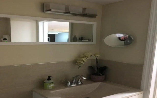 BEST DEAL! 2BR Modern Beachfront Ocean Drive WiFi