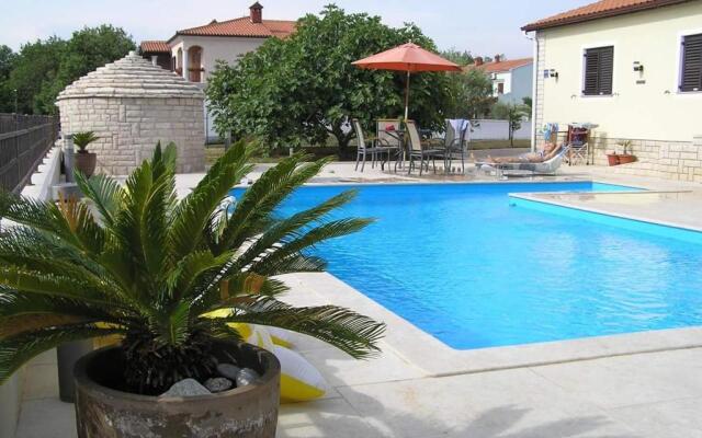 Nice, cosy studio apartment with shared outdoor pool