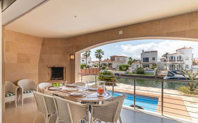 4 Bedroom Villa With Pool In The Channel Of Empuriabrava