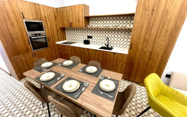 Los Angeles With 3 Bedrooms and 3 Bathrooms