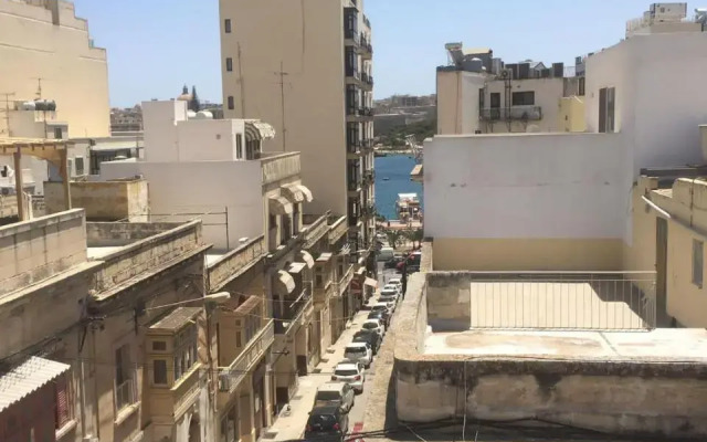 Spacious 4-Bedrooms Townhouse in Tas-Sliema
