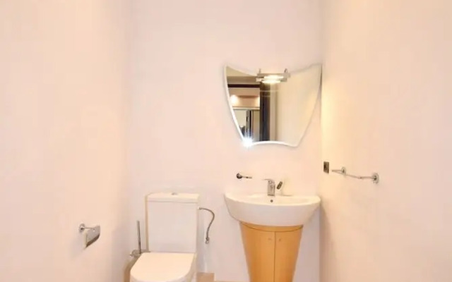 Spacious Apartment by Luxe Group TT606