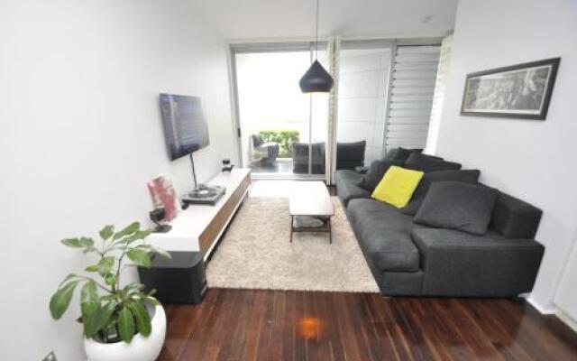 Darlinghurst Self-Contained Modern One-Bedroom Apartment (313 BUR)