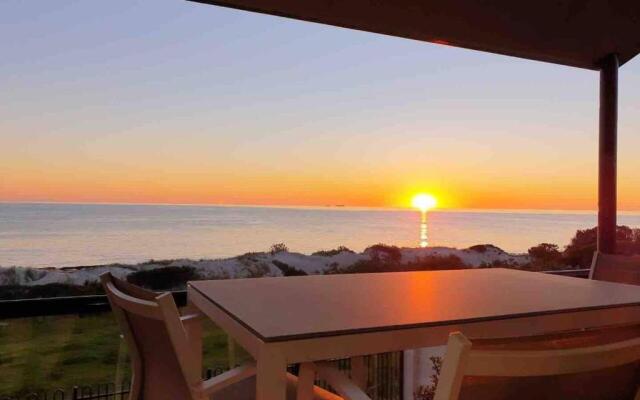 Luxurious 3 bedroom beachfront - panoramic views