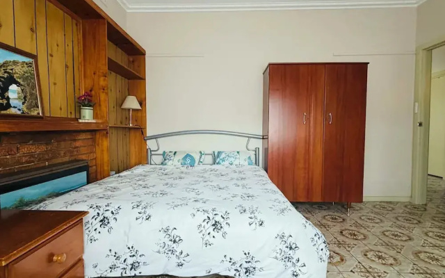 Charming 3 Bedroom Home Longer Stay Discount