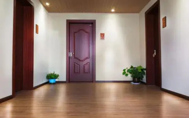 Wangs Courtyard Guesthouse(香格里拉望月悠庭民宿)