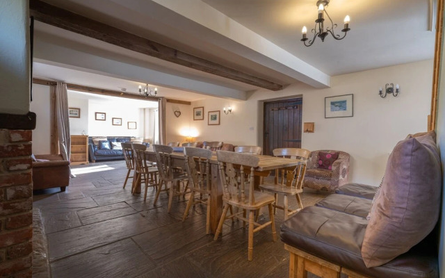 The Holmes Barn - Sleeps 16 - Peak District