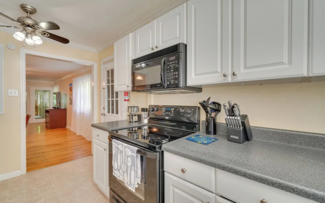 Oak Ridge Retreat w/ Porch < 1 Mi to Downtown