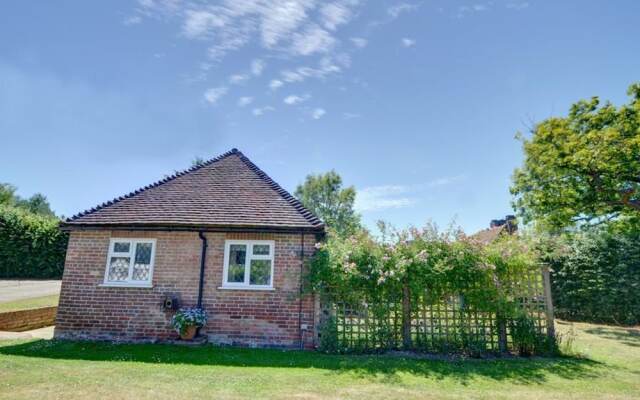 Romantic 1-bedroom Holiday Home in Goudhurst With Garden