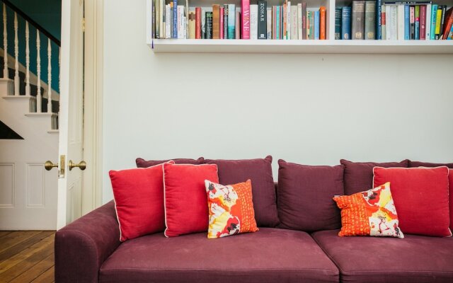 3 Bedroom Family Home Sleeps 6 in Camden