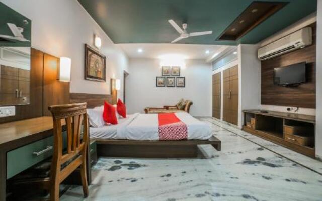 OYO 28310 Royal Stay