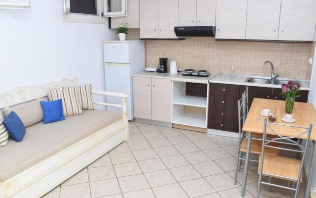Little Yard Studios & Apartments #3