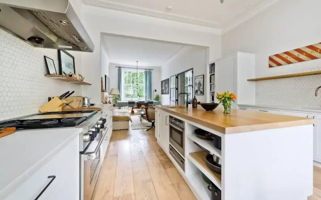 Gorgeous & Grand 5 Bed House, Holland Park
