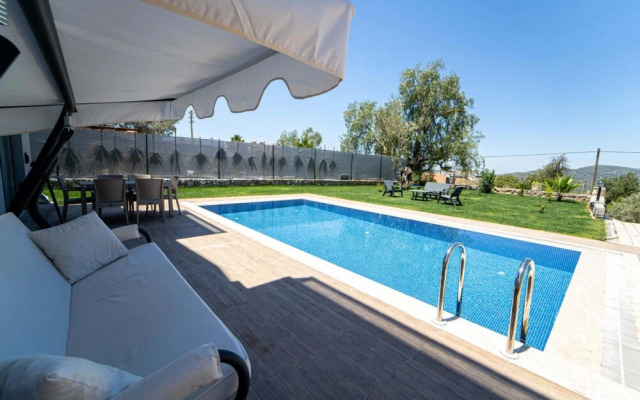 House With Private Pool and Backyard in Fethiye