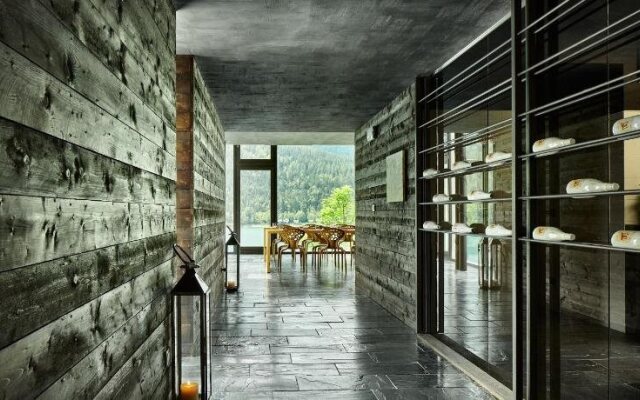 MAANJA Lake Front Suite and Restaurant