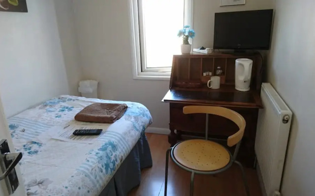 Room-tiny Single Shared Bathroom Room ss