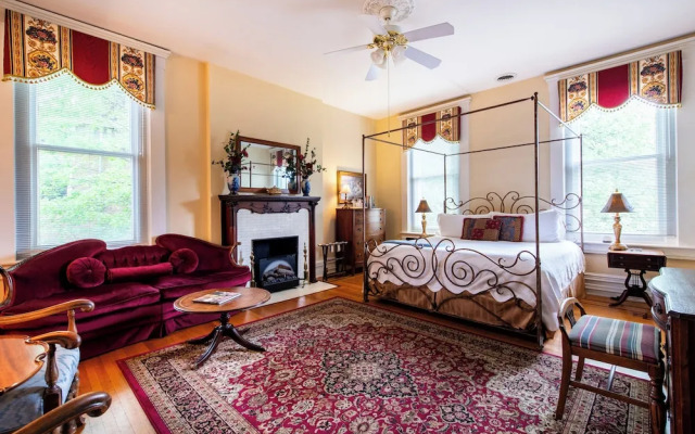 DuPont Mansion Bed & Breakfast