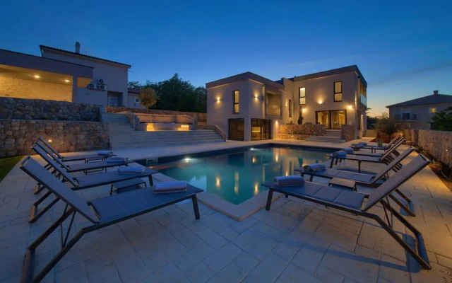 Villa Astrum With Heated Pool Jacuzzi and Sauna