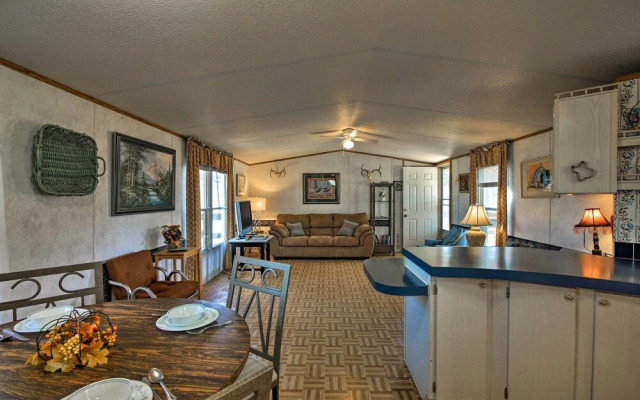 Quiet Utopia Cabin w/ Deck & Mountain Views!