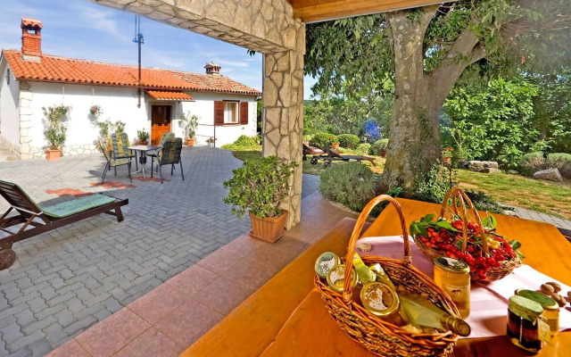 Roža in Sveti Bartol (Haus für 2-3 Personen)