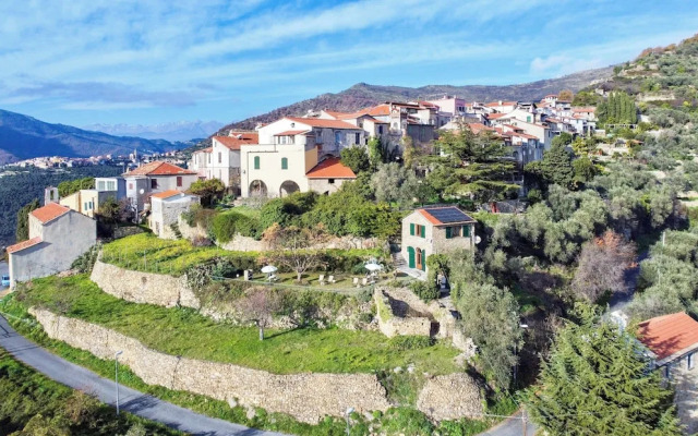Panoramic Rural House With Garden