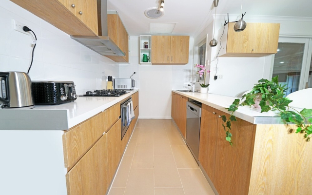 Hampton Park 4BDM Holiday Home Dandenong