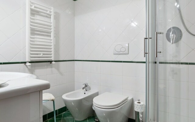 Waterfront Mansion in Rome near Lake