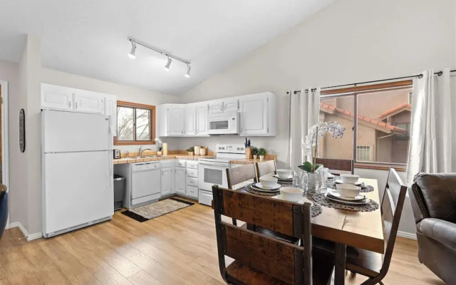 Hikers Hideaway Cozy Resort Condo w/ Pool & More