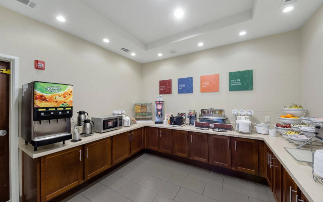 Comfort Inn & Suites Victoria North